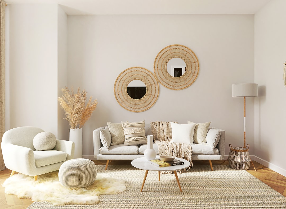 Salon contemporain avec plusieurs sources d'éclairage (plafonnier, appliques murales, lampadaires) créant une ambiance chaude et multidimensionnelle
